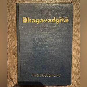 Bhagavadgita religious book Radhakrishnan from India, lovely pics in front 388p